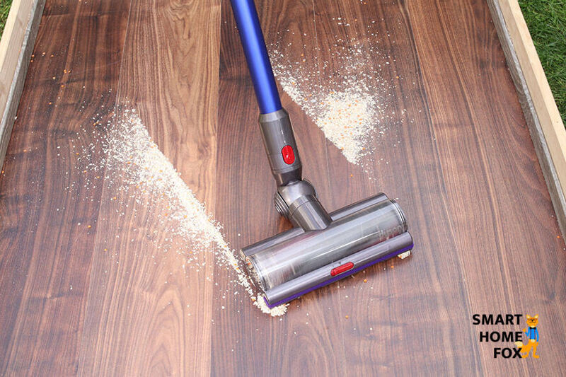 Dyson V11 всасывает грязь